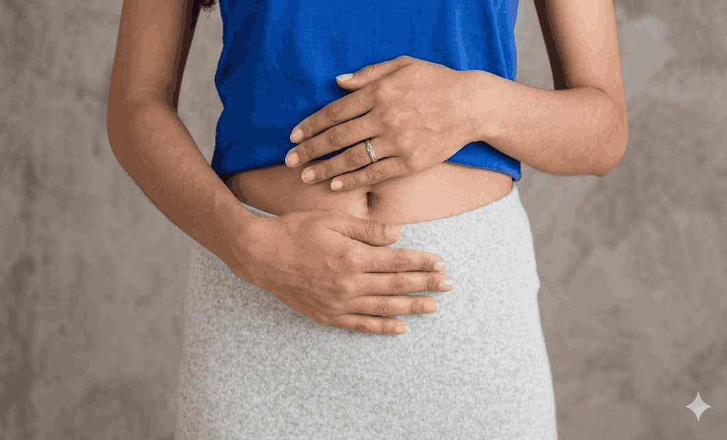 Primo piano di una donna che appoggia delicatamente le mani sulla pancia, a simboleggiare l'ascolto del corpo e la gestione della Sindrome dell'Ovaio Policistico (PCOS) attraverso la nutrizione.