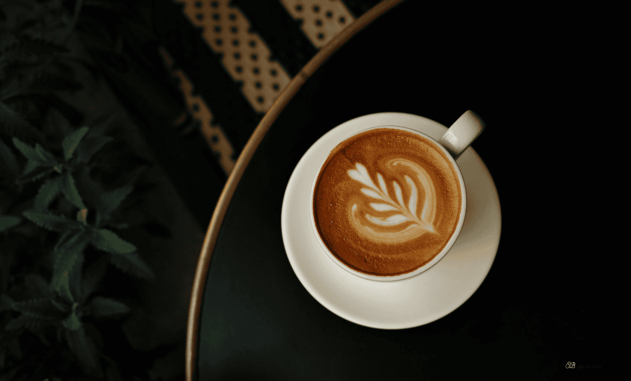 Tazza di caffè con latte art vista dall'alto: il caffè e i suoi effetti sull'energia e sul benessere